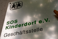 Das Logo der SOS-Kinderdörfer. Foto: Peter Kneffel/dpa