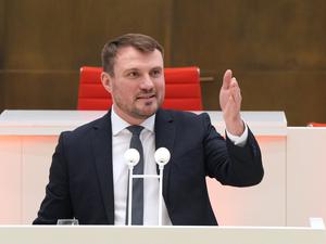 Daniel Keller, Vorsitzender der SPD-Fraktion, spricht während des Frühjahrsempfangs der SPD-Fraktion im Brandenburger Landtag.