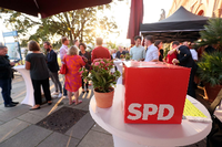 Gute Stimmung bei der SPD-Party in Potsdam - auch Oberbürgermeister Mike Schubert und Wissenschaftsministerin Manja Schüle jubeln.