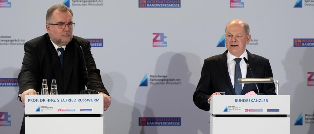 Siegfried Russwurm (l), Präsident des Bundesverbandes der Deutschen Industrie (BDI), und Bundeskanzler Olaf Scholz (SPD), nehmen nach dem Münchener Spitzengespräch der deutschen Wirtschaft Anfang März an einer Pressekonferenz teil.