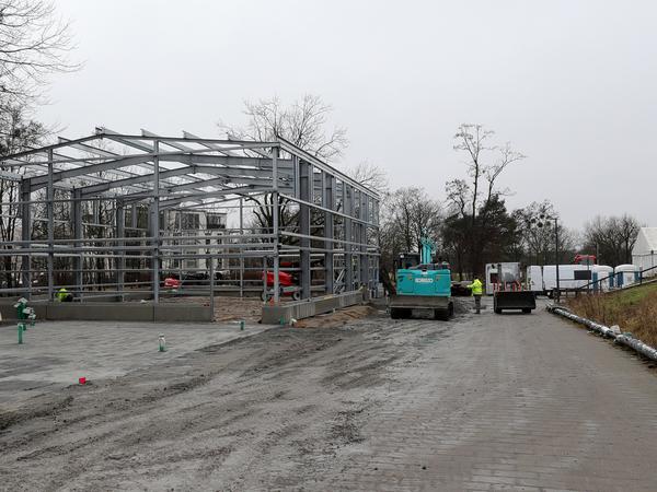 Die temporären Sporthalle für die „Schule am Schloss“ auf dem Wirtschaftshof südlich der Biosphäre Potsdam soll ab April nutzbar sein.