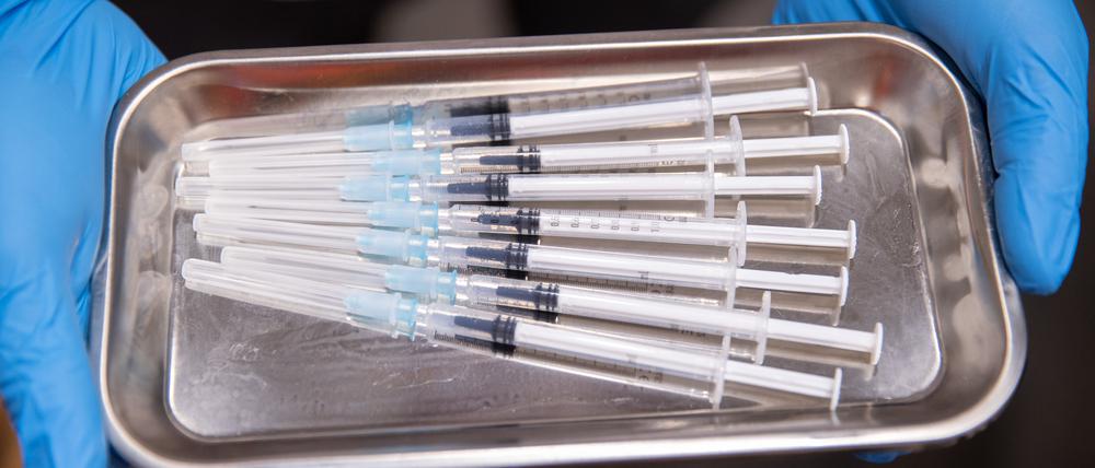 Aufgezogene Spritzen mit Impfstoff gegen Covid-19 liegen in einem temporären mobilen Impfzentrum in einer Schale. 