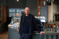 Unternehmer Ansgar Oberholz in seinem Cafe an der Berliner Torstraße.
