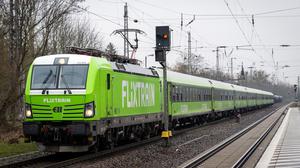 Ein Flixtrain passiert den Trebbiner Bahnhof - das Netz soll weiter wachsen.
