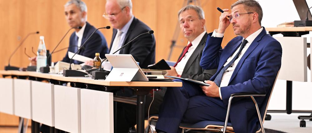 Die Potsdamer Beigeordneten Walid Hafezi (Grüne), Bernd Rubelt (parteilos) und Burkhard Exner (SPD), dazu Oberbürgermeister Mike Schubert (SPD).