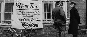 Hinweisbanner zum 1. Tag der offenen Tür am 20. Januar 1990 im Stasi-Gefängnis Lindenstraße in Potsdam, heute Gedenkstätte.
