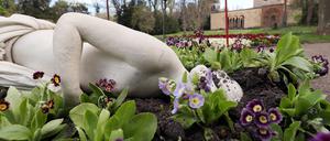 Die Flora-Statue im Marlygarten wurde von ihrem Sockel gestoßen und dabei stark beschädigt.
