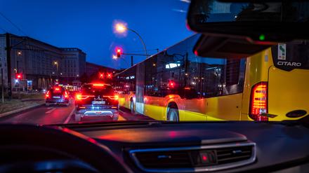 Das Frankfurter Tor im morgendlichen Berufsverkehr ist eine von vielen Stellen, an denen Busse in Berlin im Stau stecken.