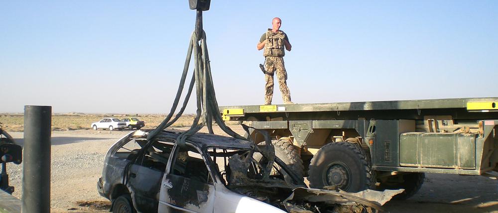 Das Bild zeigt Schreier 2006, als er nach dem vereitelten Autobombenanschlag das kontrolliert gesprengte Fahrzeug in das Bundeswehrlager von Masar-e Scharif transportiert.