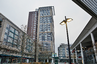 Das Wohnhochhaus liegt am Potsdamer Stern Center.