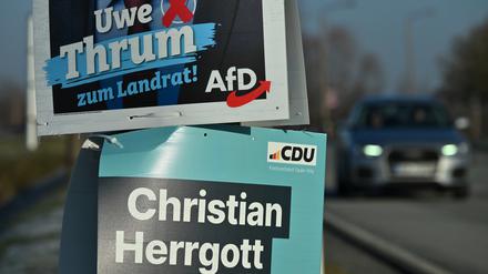 Wahlplakate von AfD und CDU hängen vor der Landratswahl im Saale-Orla-Kreis am 14. Januar am Straßenrand.