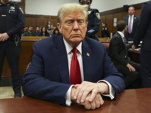  Der ehemalige Präsident Donald Trump sitzt im Gericht in Manhattan. Der Strafprozess gegen Trump in Zusammenhang mit Schweigegeldzahlungen an einen Pornostar wurde fortgesetzt. 