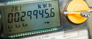 ARCHIV - 14.01.2016, Brandenburg, Frankfurt (Oder): Ein Stromzähler in einem privaten Haushalt. (zu "Vattenfall erhöht Strompreis") Foto: Patrick Pleul/dpa-Zentralbild/dpa +++ dpa-Bildfunk +++