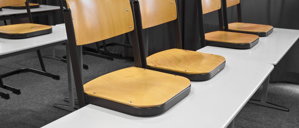 Stühle in einem deutschen Klassenzimmer