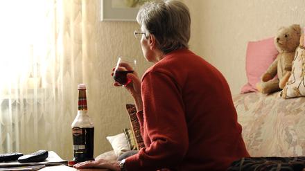 Vor allem die Zahl der älteren Alkoholtoten ab 49 Jahren ist stark angestiegen. Das spiegelt sich auch in den Suchtstellen im Land wider. 