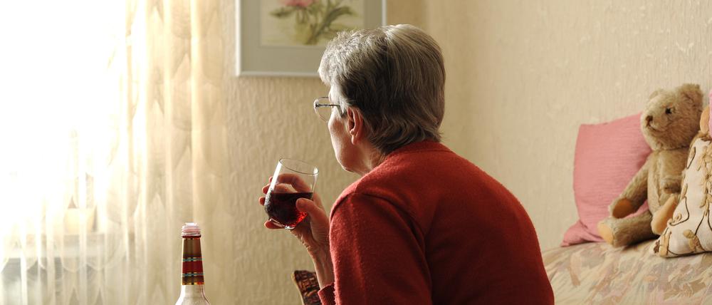 Vor allem die Zahl der älteren Alkoholtoten ab 49 Jahren ist stark angestiegen. Das spiegelt sich auch in den Suchtstellen im Land wider. 