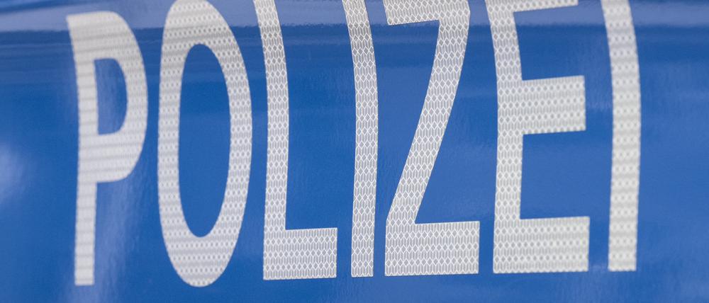 SYMBOLBILD - 25.08.2023, Hessen, Offenbach/M.: Der Schriftzug ·Polizei· ist auf einem Streifenwagen zu lesen. Der Mannschaftsbus der Tigers Tübingen war in einen Unfall verwickelt. (zu dpa: «Mannschaftsbus von Tübinger Basketballern in Unfall verwickelt») Foto: Boris Roessler/dpa +++ dpa-Bildfunk +++