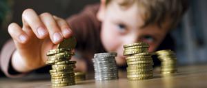 So viele Münzen: Mike Schäfer zufolge sollten Eltern ihre Kinder zwar dazu animieren, einen Teil ihres Taschengelds zurückzulegen. Bestimmen sollten sie es aber nicht.