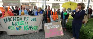 Sympathisanten der Letzten Generation protestierten am Justizzentrum in Potsdam gegen die Kriminalisierung der Klima-Aktivisten.