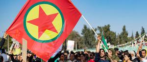 Syrische Kurden mit der Fahne der PKK