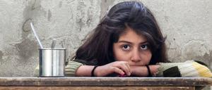 Ein syrisches Mädchen in einer Notunterkunft, die in einem ehemaligen Schulgebäude für die Erdbebenopfer eingerichtet wurde.