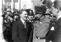 Tag von Potsdam: Adolf Hitler und Kronprinz Wilhelm von Preußen im Gespräch während der Feier vor der Garnisonkirche.