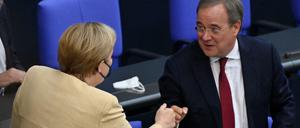 Auf den letzten Metern: Angela Merkel kämpft nun doch für Armin Laschet. 