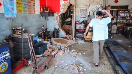 Ein Ladenbesitzer in seinem Geschäft in Taipeh nach dem Erdbeben. 