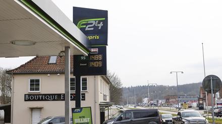 Dänemark, Kruså: Autos aus Deutschland stehen in einer Schlange an einer dänischen Tankstelle. Beim Tanken im Ausland sind die Spritpreise manchmal billiger als in Deutschland. (