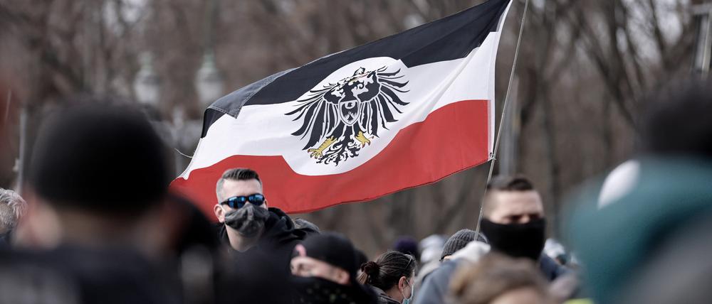 Teilnehmer an einer Demonstration von Rechtsextremisten und Reichsbürgern vor dem Brandenburger Tor und der Straße des 17. Juni. (Symbolbild)