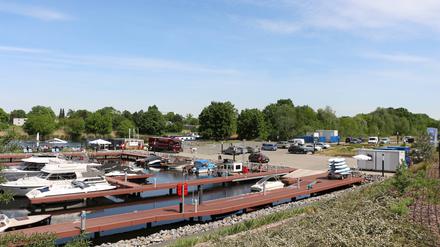 Blick auf die Teltower "Marina" mit Bootsanlegestellen, Baucontainern und Lokal "Kleine Freheit"