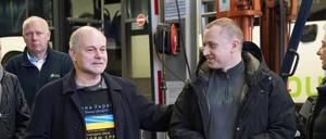 Teltows Bürgermeister Thomas Schmidt (SPD) mit dem Bürgermeister der ukrainischen Partnerstadt Khotyn, Andriy Dranchuk bei der Übergabe eines Linienbusses auf dem Gelände des Busunternehmens Regiobus in Teltow).