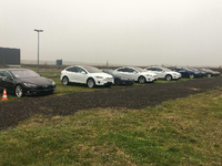 Tesla auf dem Wiesengrundstück in Berlin-Bohnsdorf, aufgenommen im September 2020. Mittlerweile liefert der Hersteller auch in einem Parkhaus aus.