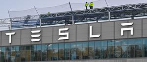 Arbeiter gehen über das Werksgelände der Gigafactory Berlin-Brandenburg von US-Elektroautobauer Tesla.