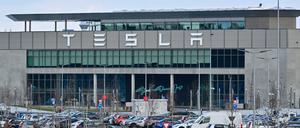 Nur wenige Autos von Mitarbeitern der Tesla-Gigafactory Berlin-Brandenburg stehen vor dem Werk. In der Tesla-Autofabrik in Grünheide steht die Produktion wegen eines Stromausfalls nach einem Brandanschlag auf einen Hochspannungsmast still. 