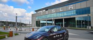 In der Tesla-Autofabrik in Grünheide steht die Produktion wegen eines Stromausfalls nach einem Brandanschlag auf einen Hochspannungsmast still. 