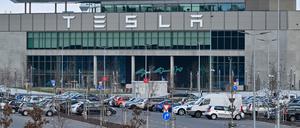 Nach dem Anschlag auf einen Strommast bleibt die Produktion beim US-Elektroautobauer Tesla in Grünheide bei Berlin bis voraussichtlich Ende nächster Woche unterbrochen. 