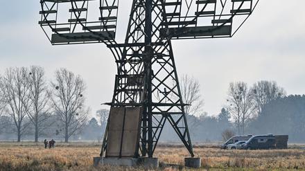 Ein Strommast steht mit Brandspuren auf einem Feld nahe der Tesla-Autofabrik.