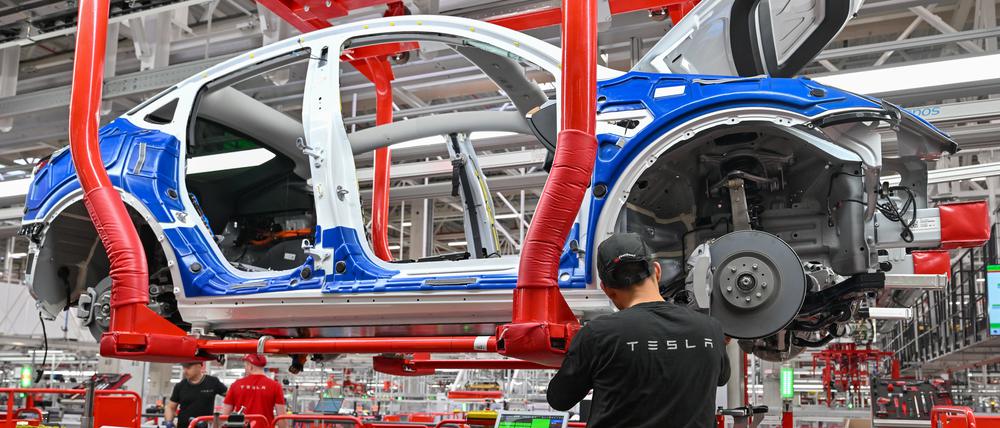 Ein Mitarbeiter der Tesla Gigafactory Berlin Brandenburg arbeitet an einer Fertigungslinie eines Elektrofahrzeuges vom Typ Model Y. 
