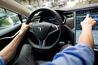 Das automatisierte Fahrsystem des Elektroauto-Herstellers Tesla steht in der Kritik.