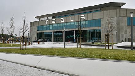Das Werk der Tesla-Gigafactory Berlin-Brandenburg. Tesla setzt die Produktion in Deutschland weitgehend aus.