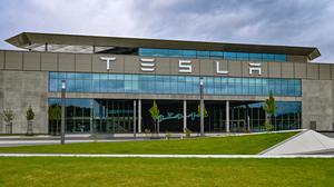 Dunkle Wolken ziehen über das Werk der Tesla-Autofabrik. 