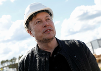 Elon Musk auf der Baustelle in Grünheide. 