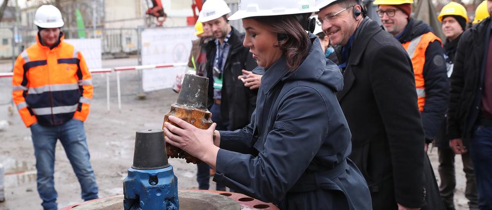 Gewichtig: Annalena Baerbock und der Bohrkopf für die Geothermieanlage.