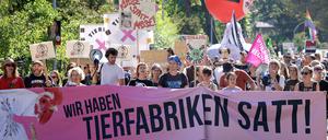 Demonstranten tragen ein Transparent mit der Aufschrift „Wir haben Tierfabriken satt!“. Mehrere hundert Tierschützer haben an einem Schlachthof des Geflügelproduzenten Wiesenhof in Königs Wusterhausen in Brandenburg gegen Riesenställe und für mehr Tierwohl demonstriert. 