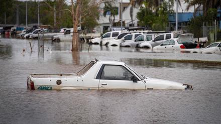 Ein Auto in der australischen Stadt Cairns steht nach dem Tropensturm „Jasper“ unter Wasser.