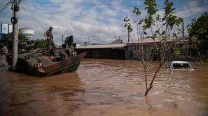 Alles unter Wasser in Eldorado do Sul., auch das Gefährt der Soldaten. Die Zahl der Hochwasseropfer steigt auf über 100.  