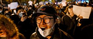 Hunderte von Menschen gingen am 27. November 2022 in Chinas Großstädten auf die Straße, um gegen die Null-Covid-Politik des Landes zu protestieren.