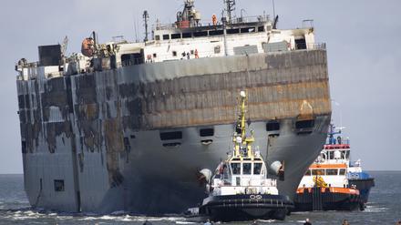 Der in Brand geratene Frachter „Fremantle Highway“ wurde nach Abschluss der Löscharbeiten abgeschleppt.