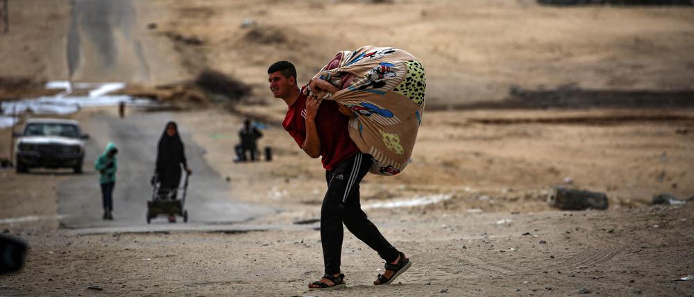 Palästinenser fliehen aus dem südlichen Gazastreifen.